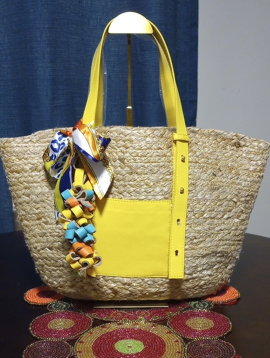Boutique Handbags - 🧨New Straw Bag w/Charm